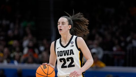 En el último partido de su exitosa carrera en la NCAA, Caitlin Clark terminó con 30 puntos y ocho rebotes.