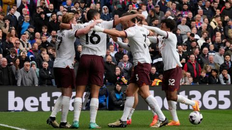 Manchester City's Kevin De Bruyne, left, celebrates with teammates after scoring his side's fourth goal during the English Premier League soccer match between Crystal Palace and Manchester City at Selhurst Park stadium in London, Saturday, April 6, 2024.(AP Photo/Frank Augstein)