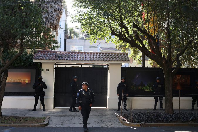 AMLO asegura que Ecuador sintió "el respaldo de potencias" para realizar el asalto a la embajada mexicana