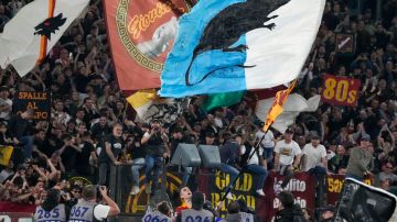 Roma's Gianluca Mancini celebrates at the end of a Serie A soccer match between Roma and Lazio, at Stadio Olimpico, in Rome, Italy, Saturday, April 6, 2024. (AP Photo/Gregorio Borgia)
