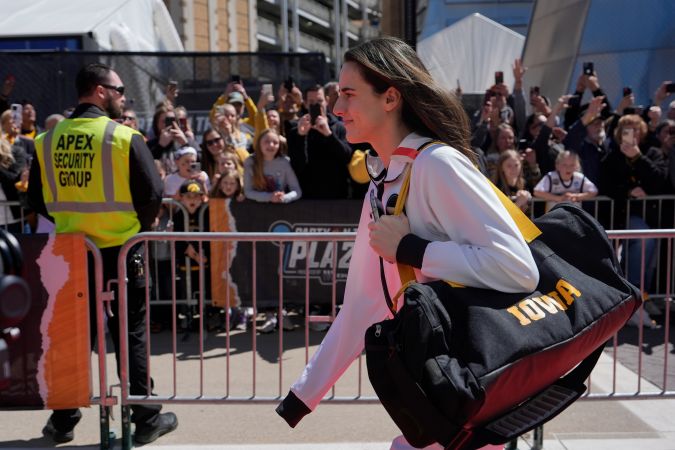 Caitlin Clark, estrella del equipo de Iowa, a su llegada al juego decisivo de la temporada de la NCAA recibiendo el apoyo de los aficionados.