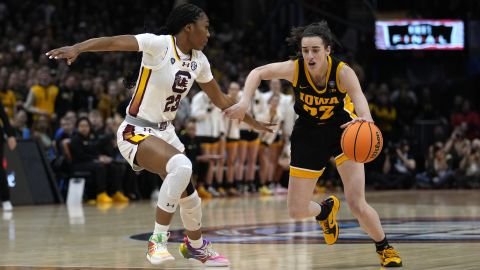 Caitlin Clark (d) durante el juego contra South Carolina.