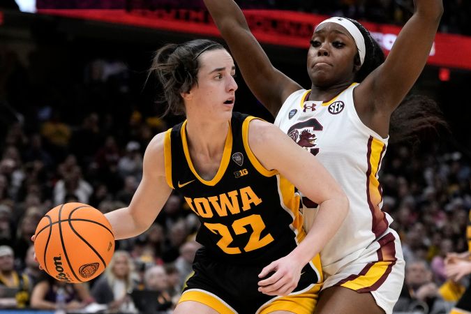 Caitlin Clark durante el último partido del Final Four de la NCAA disputado a comienzos del mes de abril entre la Universidad de Iowa y la South Carolina que terminaron ganando las segundas.