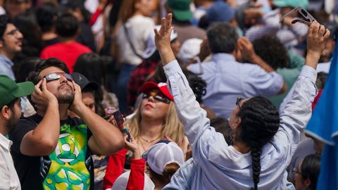 México vive histórico eclipse total solar 2024; AMLO lo presencia desde Mazatlán, Sinaloa