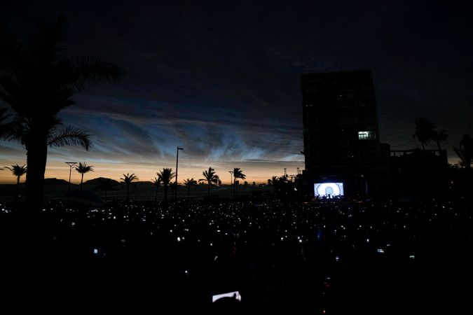 México vive histórico eclipse total solar 2024; AMLO lo presencia desde Mazatlán, Sinaloa
