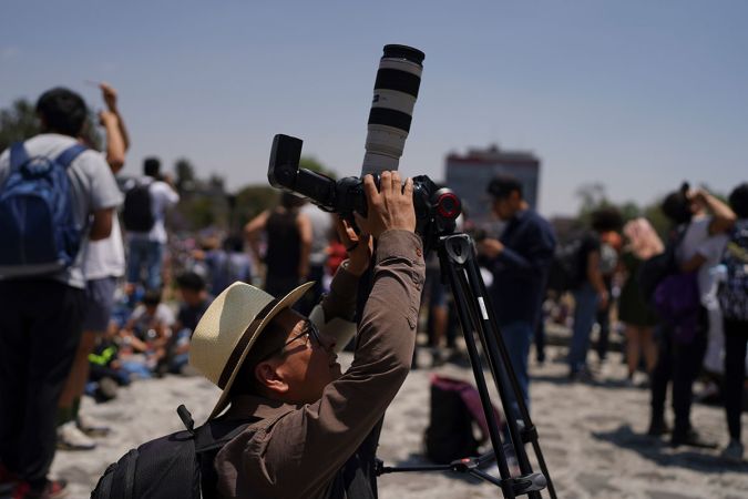 México vive histórico eclipse total solar 2024; AMLO lo presencia desde Mazatlán, Sinaloa