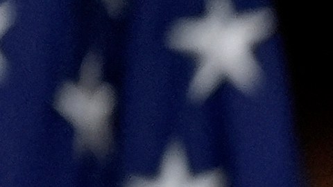 El líder de la mayoría de la Cámara, Steve Scalise (i), anunció una propuesta de ley independiente de ayuda militar a Israel.