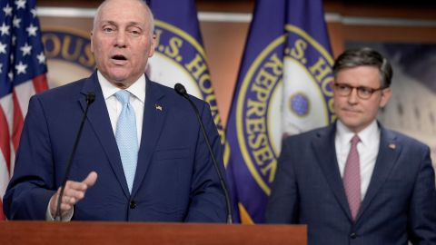 El líder de la mayoría de la Cámara, Steve Scalise (i), anunció una propuesta de ley independiente de ayuda militar a Israel.