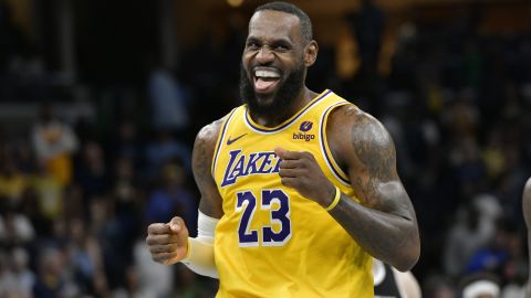 El alero de los Lakers de Los Ángeles LeBron James (23) mira hacia el banquillo de los Grizzlies de Memphis durante la segunda mitad del juego de baloncesto de la NBA, el viernes 12 de abril, en Memphis, Tennessee. (AP Foto/Brandon Dill)