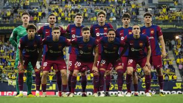 The Barcelona team pose for a group photo before the Spanish La Liga soccer match between Cadiz and Barcelona in Cadiz, Spain, Saturday, April 13, 2024. (AP Photo/Jose Breton)
