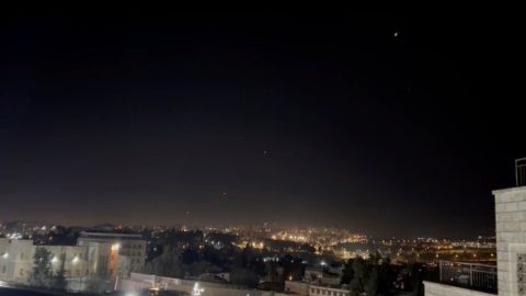 Israel lanza misiles interceptores contra los drones de Irán, en la madrugada del domingo 14 de abril de 2024, sobre Jerusalén.
