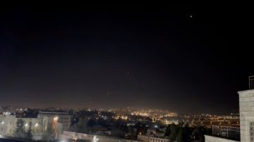 Israel lanza misiles interceptores contra los drones de Irán, en la madrugada del domingo 14 de abril de 2024, sobre Jerusalén.