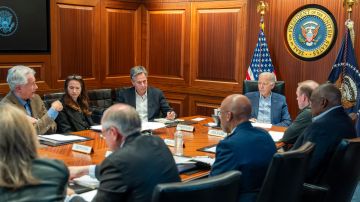 El presidente Joe Biden reunido con el equipo de Seguridad Nacional sobre los ataques con misiles desde Irán contra Israel, en la Casa Blanca.