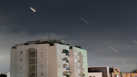 El sistema de defensa aérea israelí Cúpula de Hierro intercepta misiles disparados desde Irán, en el centro de Israel.