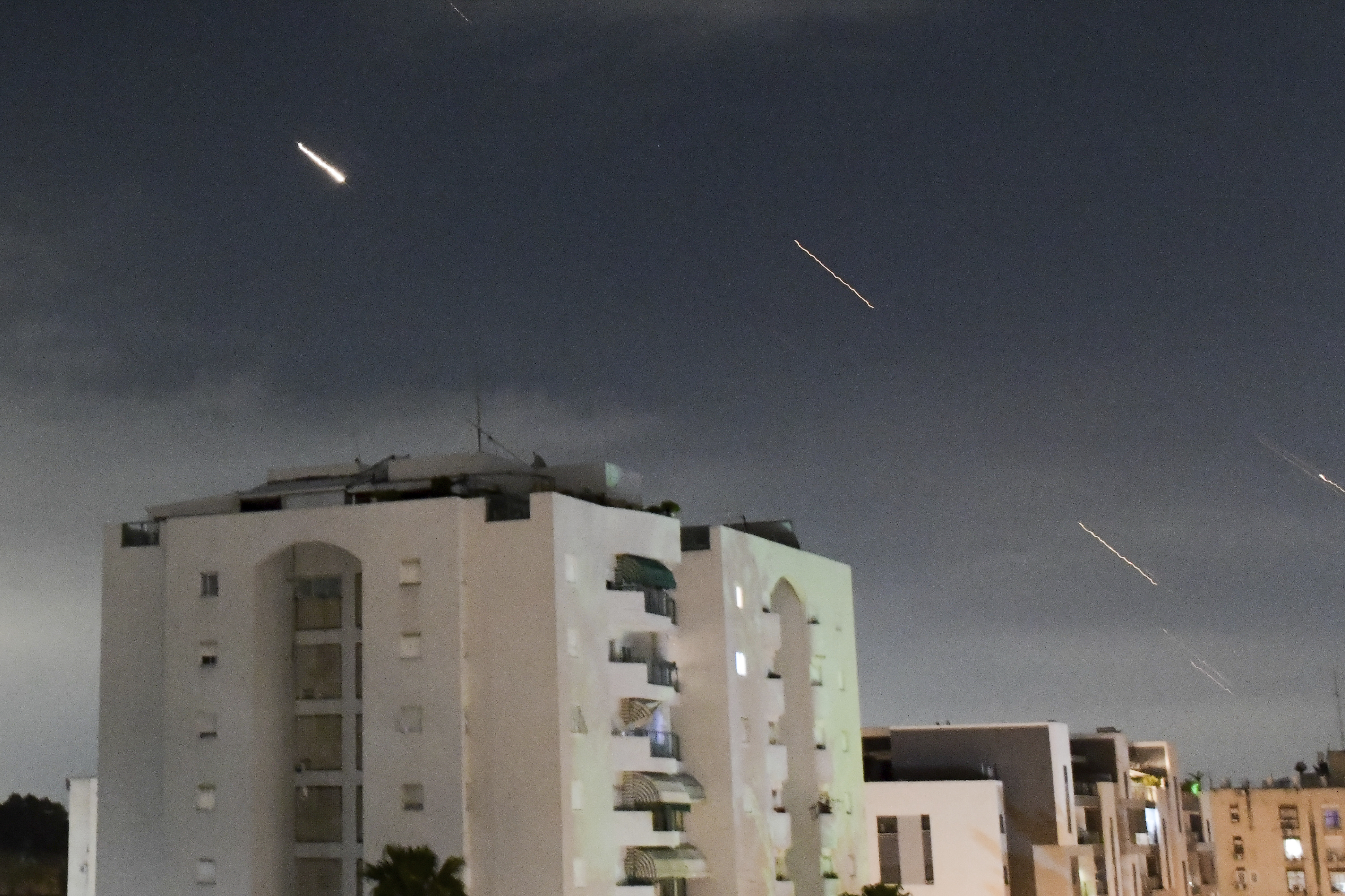 El sistema de defensa aérea israelí Cúpula de Hierro intercepta misiles disparados desde Irán, en el centro de Israel.