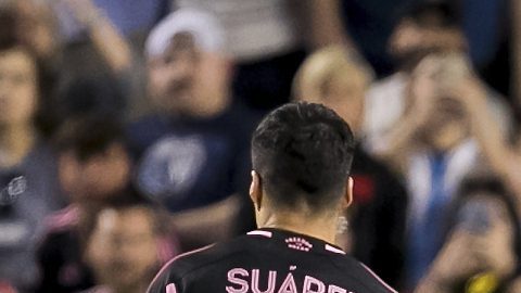 Lionel Messi abraza a un joven aficionado que se metió a la cancha para saludar a su ídolo durante el juego entre Sporting KC e Inter Miami en Kansas City.