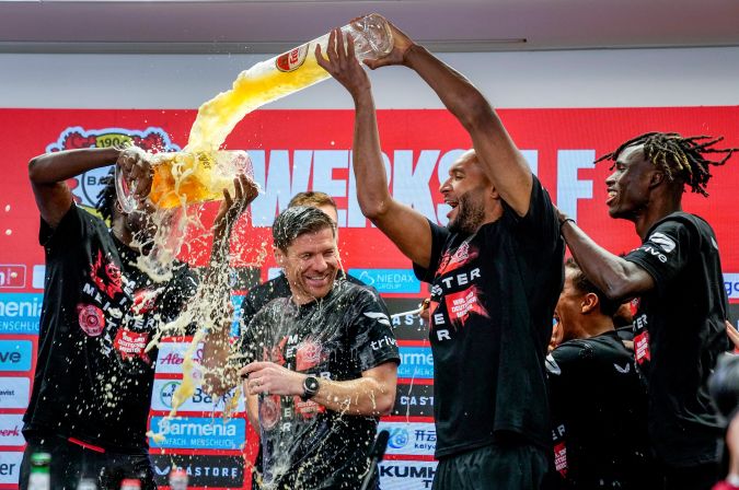 El tradicional baño de cerveza para los campeones de la Bundesliga y que en este momento le tocó al entrenador del Bayer Leverkusen, Xabi Alonso.