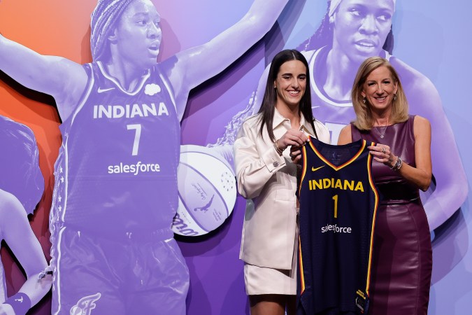 Caitlin Clark posando junto a la comisionada de la WNBA, Cathy Engelbert, luego de haber sido seleccionada por las Indian Fever como su primera escogencia en el draft realizado el pasado 15 de abril en New York.