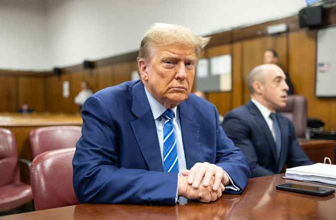 Juez advierte que no permitirá intimidaciones de Trump tras elegirse a seis miembros del jurado en juicio penal