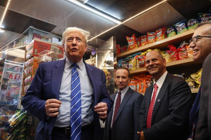 Trump visitó una bodega latina de Nueva York donde un hombre fue asesinado a puñaladas.