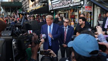 El expresidente Donald Trump habló con los medios de comunicación mientras visitaba una bodega latina en Nueva York.