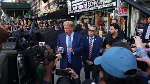 El expresidente Donald Trump habló con los medios de comunicación mientras visitaba una bodega latina en Nueva York.