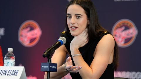 Caitlin Clark durante una rueda de prensa como jugadora de las Indiana Fever después su escogencia en el WNBA Draft del pasado 15 de abril.