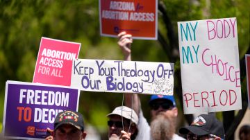 Defensores del derecho al aborto en Arizona se manifestaron frente al Capitolio, el 17 de abril de 2024, en Phoenix.