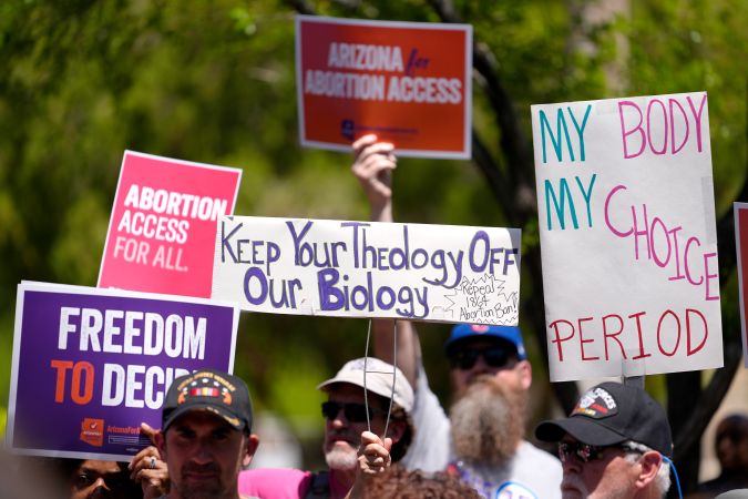 Defensores del derecho al aborto en Arizona se manifestaron frente al Capitolio, el 17 de abril de 2024, en Phoenix.