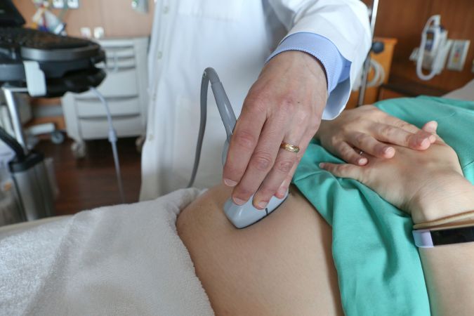 Las quejas sobre el rechazo de mujeres embarazadas en las salas de emergencia aumentaron cuando los estados comenzaron a promulgar leyes estrictas sobre el aborto.