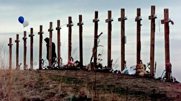 Cruces colocadas en una colina sobre la escuela secundaria Columbine en Littleton, Colorado, en memoria de las personas que murieron el 20 de abril de 1999.