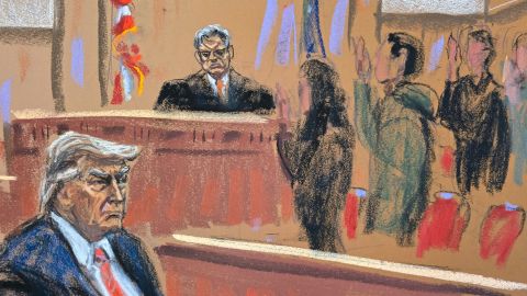 Donald Trump observa a los jurados finales cuando toman juramento durante su juicio penal por ocultar dinero pagado para silenciar a la estrella porno Stormy Daniels.