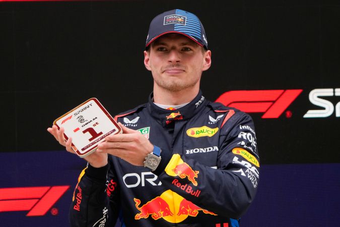 El actual campeón de la F1 y máxima figura de la escudería Red Bull, Max Verstappen, ha ganado en cuatro de las cinco pruebas que se han disputado hasta el momento en la temporada 2024 de la Fórmula 1.
