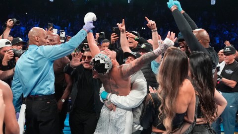 Ryan García reacciona junto a su equipo tras escuchar el veredicto a su favor por decisión mayoritaria sobre Devin Haney en una enorme sorpresa.