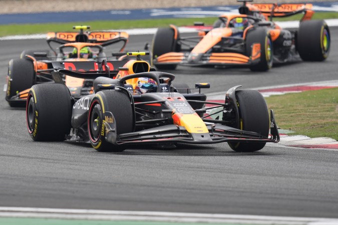 El piloto mexicano de Red Bull, Sergio "Checo" Pérez aguantando la presión de los rivales durante un momento del pasado Gran Premio de China.