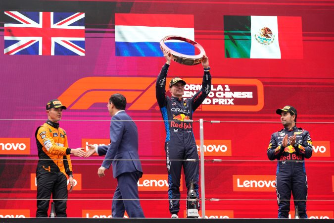 El neerlandés, Max Verstappen, campeón del Gran Premio de China acompañado de Lando Norris (McLaren), segundo y Sergio "Checo" Pérez, tercero.