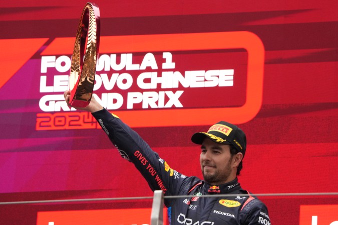Sergio "Checo" Pérez celebrando el tercer puesto conseguido durante el pasado Gran Premio de China, quinta prueba de la temporada 2024 de la Fórmula 1.