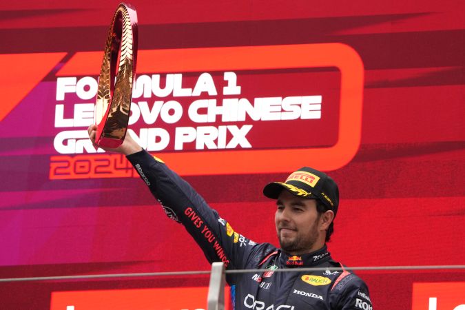 Sergio "Checo" Pérez festejando el tercer puesto conseguido en el Gran Premio de China disputado el pasado fin de semana.