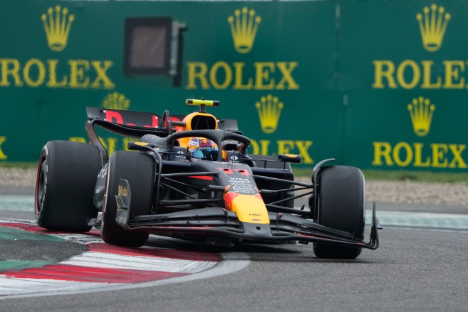 Sergio "Checo" Pérez ha estado trabajando en mejorar su desempeño en las clasificaciones, uno de los puntos que debe mejorar en este 2024, de acuerdo con los jefes de Red Bull.