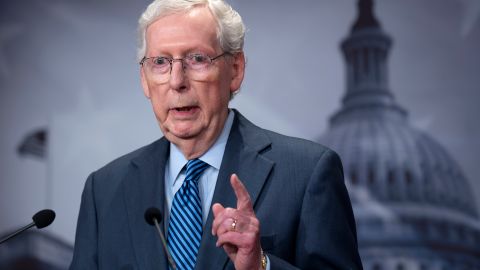 Mitch McConnell criticó las demoras en aprobar la ayuda a Ucrania.