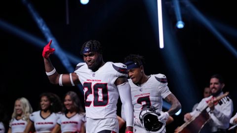 El defensivo profundo de los Houston Texans, Jimmie Ward, durante la presentación de uno de los cuatro uniformes que utilizará el equipo en la temporada.