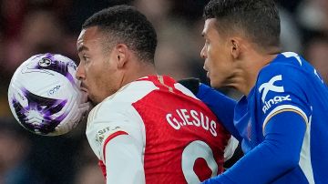 Arsenal's Gabriel Jesus, left, duels for the ball with Chelsea's Thiago Silva during the English Premier League soccer match between Arsenal and Chelsea at Emirates Stadium in London, Tuesday, April 23, 2024. (AP Photo/Kin Cheung)