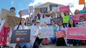 Activistas por el derecho al aborto se manifiestan frente a la Corte Suprema el miércoles 24 de abril de 2024.
