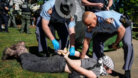 Oficiales de la Patrulla Estatal de Georgia detienen a un manifestante en el campus de la Universidad Emory durante una manifestación pro-palestina.