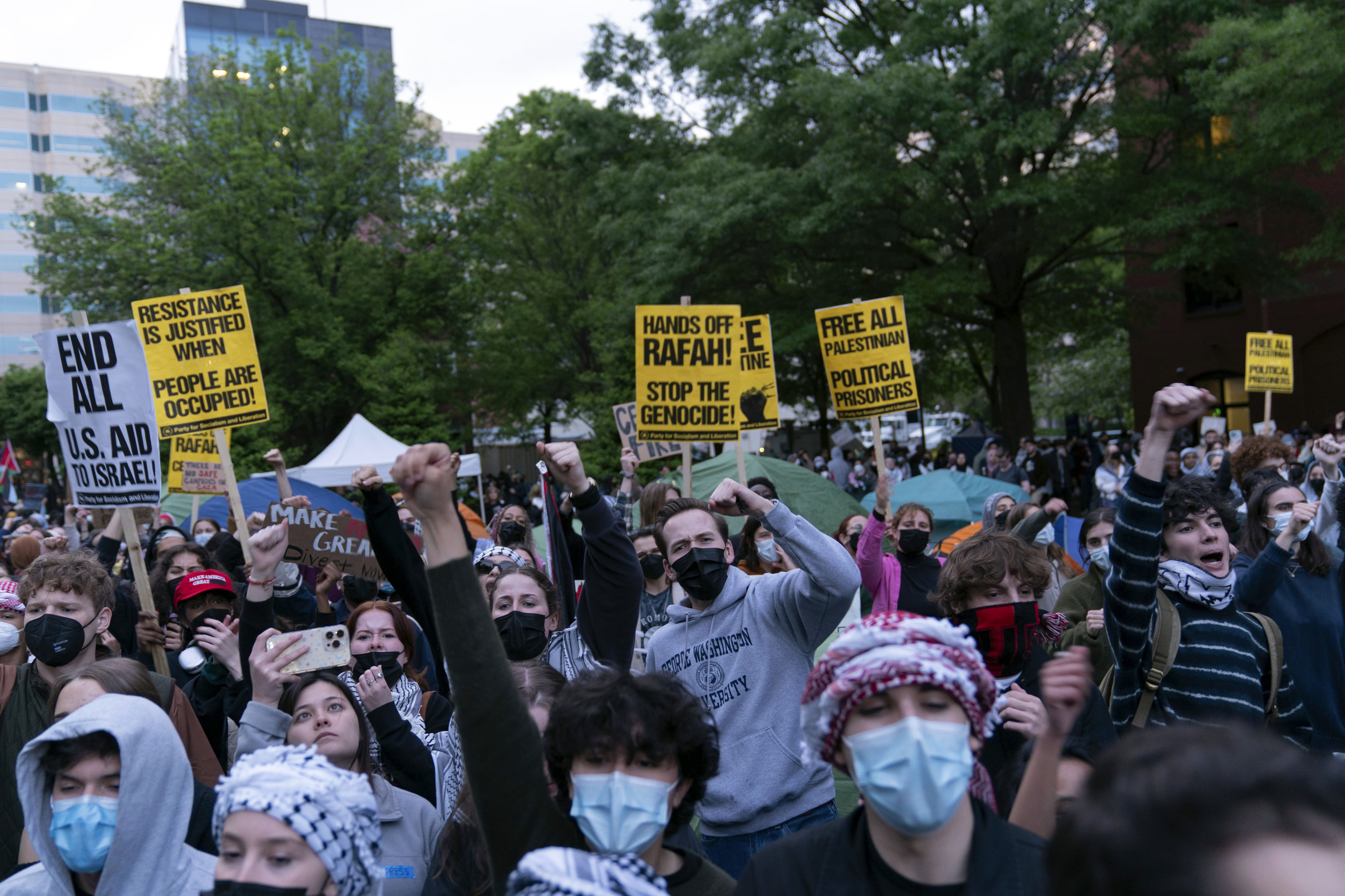 Estudiantes de la Universidad George Washington se reúnen en el campus durante una protesta pro-palestina por la guerra entre Israel y Hamás.
