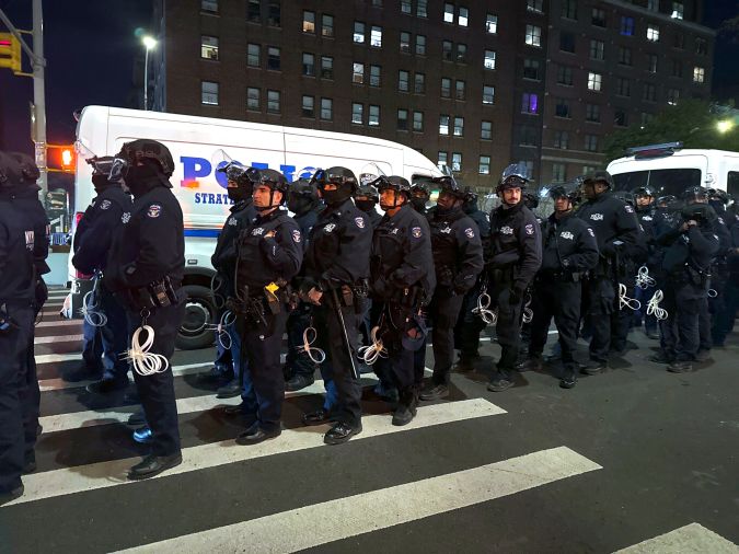 Policías están en la puerta principal de la Universidad de Columbia, en Nueva York, la madrugada del 26 de abril de 2024, mientras los manifestantes continúan protestando por la guerra entre Israel y Hamás.