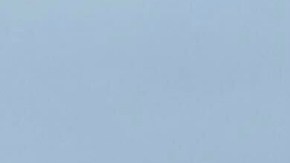 Personas buscan sus pertenencias en los escombros de una casa destruida por un tornado en Elkhorn, Nebraska.