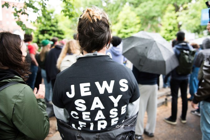 Estudiantes protestan contra la guerra entre Israel y Hamas en la Universidad George Washington en Washington, el sábado 27 de abril de 2024.