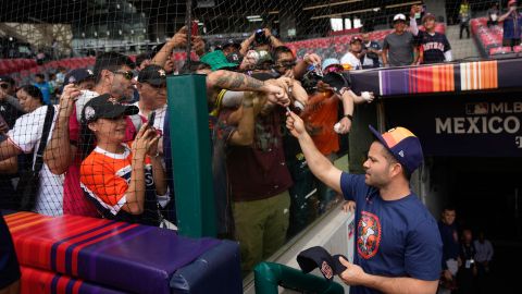 El venezolano José Altuve compartiendo con los aficionados mexicanos antes de uno de los encuentros que disputaron los Houston Astros en Ciudad de México.