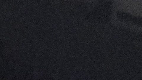 LeBron James retaca el balón sobre Nikola Jokic durante el juego 4 de la serie entre Lakers y Nuggets en Los Ángeles.